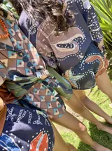 Short con estampado multicolor y cintura elástica.