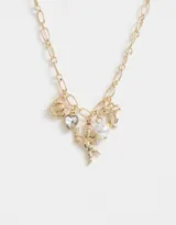 Collar corto dorado con cadena de eslabones y dijes colgantes: corona, corazón con strass, angelito, perla y moño.