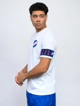 Remera de fútbol azul con mangas en celeste y escudo del Club Nacional de Football en el pecho.