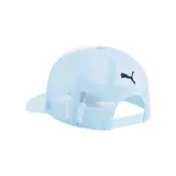 Gorro trucker Puma Prime Trend, con paneles frontales blancos, visera celeste y paneles traseros de malla celeste. Presenta un parche con el dibujo de una zapatilla Puma con la lengüeta colgando.