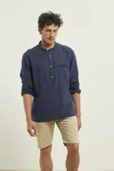 Camisa de lino azul marino con cuello mao, manga larga y bolsillo de parche en el pecho.