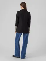 Blazer negro de corte clásico con solapa invertida y bolsillos frontales.