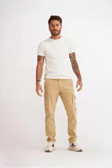 Pantalón negro con diseño cargo, con múltiples bolsillos y corte ajustado.