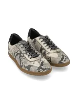 Zapatillas acordonadas doradas de cuero, con suela marrón de goma.