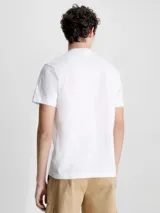 Remera blanca de algodón orgánico con logo de Calvin Klein en el pecho, de corte regular y cuello redondo.