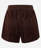 Short marrón con textura perforada, corte regular y cintura elástica.