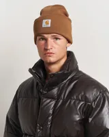 Gorro de punto tipo beanie de la marca Carhartt, modelo Short Watch Hat. Presenta un diseño clásico con dobladillo y el parche icónico de la marca en el frente.