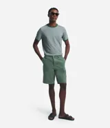 Bermuda masculina de sarga color rosado, con corte recto y bolsillos laterales.