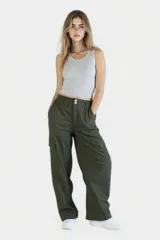 Pantalón negro de tiro alto, corte palazzo y bolsillos laterales.