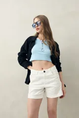 Crop top sin mangas color coral, de cuello redondo y tejido acanalado.