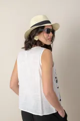 Blusa sin mangas de algodón color blanco con bordados florales negros en el frente y escote en V.