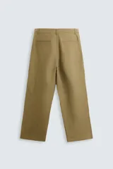 Pantalón color caqui de corte amplio, confeccionado en tejido de lyocell y lino. Presenta pliegues frontales, bolsillos laterales y traseros de ojal. Cierre frontal con cremallera y botón.