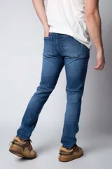 Pantalón de jean gris oscuro, de corte recto, con bolsillos delanteros y traseros.