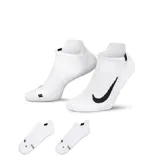 Pack de dos pares de medias Nike invisibles, color blanco con logo negro.