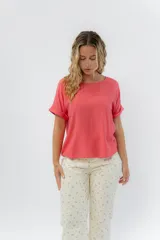 Remera blanca de viscosa liviana, con escote redondo y mangas cortas con vuelta.