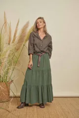 Pollera larga verde con volados y diseño escalonado.