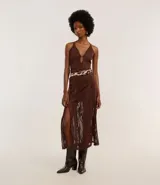 Vestido largo marrón de malla de poliéster con elastano, escote halter, espalda abierta, breteles finos y textura agujerada con forro.