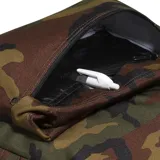 Mochila Vans Old Skool H2O con estampado de camuflaje en tonos marrones, verdes y negros. Tiene un compartimento principal con cierre, un bolsillo frontal con cierre y un asa de mano en la parte superior.