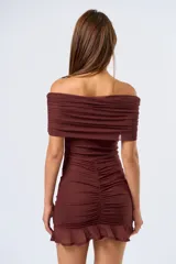 Vestido corto marrón de mesh, con escote off-shoulder y fruncido en la falda.