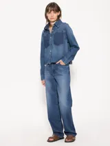 Pantalón de jean azul de corte recto, tiro medio y diseño estampado simulando bolsillos traseros. Incluye cinturón fino del mismo material.