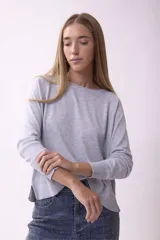 Sweater gris de punto con cuello redondo y mangas largas.