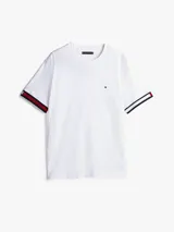 Remera blanca de algodón con cuello redondo y mangas cortas con puños de punto canalé con rayas Global Stripe en rojo, blanco y azul.