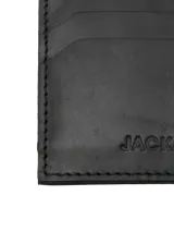 Tarjetero negro de cuero con múltiples ranuras para tarjetas y logo de la marca grabado en la parte inferior.