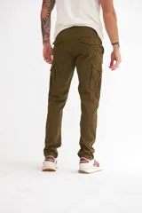 Pantalón cargo color verde militar, de corte recto y tiro medio, con bolsillos laterales con fuelle y cierre de solapa.