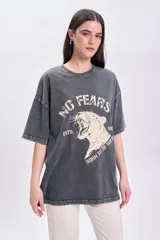 Remera gris oscuro con efecto gastado, corte oversize y estampado frontal con la frase 'No Fears' y la imagen de un tigre. Manga corta.