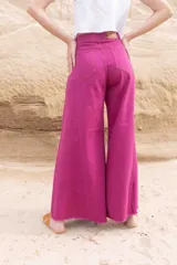 Pantalón jean color borgoña, de corte wide leg y tiro alto.