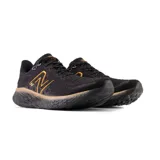 Championes de running New Balance Fresh Foam 1080v12, color negro con detalles en dorado. Cuentan con amortiguación Fresh Foam X, empeine de punto técnico Hypoknit y sujeción estratégica.