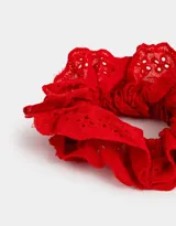 Maxi scrunchie de broderie color rojo.