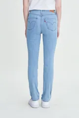 Jeans de tiro alto color celeste, ajustados en cadera y muslos, con pierna recta y cierre de bragueta.