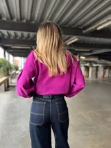 Pantalón de jean azul oscuro de corte recto, con bolsillos delanteros y traseros con costuras en contraste color beige.