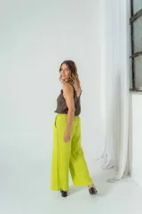 Pantalón de lino color verde lima, de corte palazzo y cintura alta con cordón ajustable.