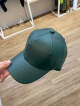 Gorra de estilo italiano, de color negro con visera, ajuste trasero con velcro.