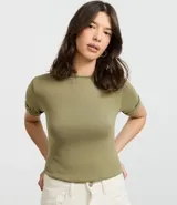 Blusa de viscosa color verde, con cuello redondo y manga corta con detalle plegado.