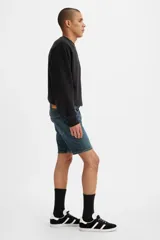 Bermuda de jean azul de calce slim, tiro medio y largo a la rodilla.