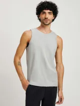 Musculosa verde de algodón con cuello redondo y sisas anchas.