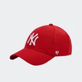 Gorro de béisbol rojo con bordado en relieve del logo de los New York Yankees y cierre de velcro ajustable.