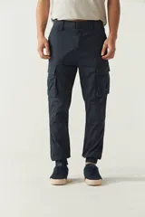 Pantalón cargo color marrón claro, con corte regular, puños elásticos y bolsillos laterales con solapa.
