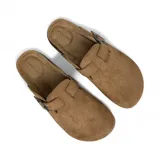 Zuecos color camel con hebilla metálica ajustable y suela de corcho.