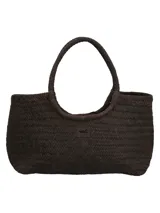 Bolso tipo tote de mimbre trenzado color marrón oscuro, con doble asa superior y parche de cuero con logo de la marca en el frente.