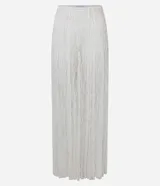 Falda midi evasé color blanco, con cintura alta y textura de encaje.