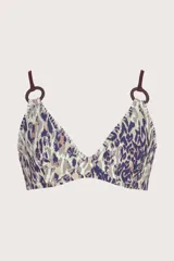 Top de bikini con estampado animal print en tonos beige, marrón y azul, con corte triangular y tirantes con argollas marrones.