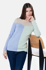 Buzo de tejido de punto con diseño combinado en bloques de color: beige en la parte superior, azul en la parte izquierda y verde en la parte derecha.