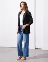 Blazer verde manzana marca Robert Louis, con cuello con solapa, abertura central con botón, bolsillos delanteros y mangas ¾ con frunce.