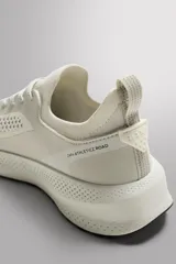 Zapatilla deportiva color crudo para uso diario y carreras ligeras. Parte superior de tejido de punto transpirable con puntera y talón recubiertos de material Shield Protect Max. Ajuste con cordones, tirador trasero y plantilla OrthoLite® extraíble. Entresuela con tecnología Spume Foam V3 y suela de goma.