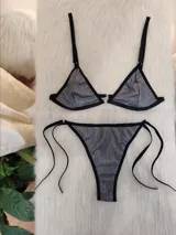 Conjunto de bikini plateado oscuro con detalles en negro, corpiño triangular y bombacha con tiras laterales.