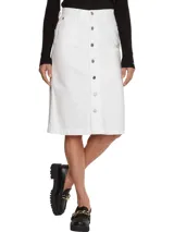 Minifalda de jean blanca con hilera de botones metálicos al frente.